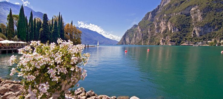 Sein antiker Name lautete von etwa 200 v. Chr. bis 800 n. Chr. Lacus benacus. Der Name soll von einer alten Gottheit namens Benacus abstammen. Der Gardasee liegt zwischen den Alpen im Norden und der Po-Ebene im Süden. Der Norden des Sees gehört zur Region Trentino-Südtirol, der Westen zur Lombardei und der Osten zu Venetien.
